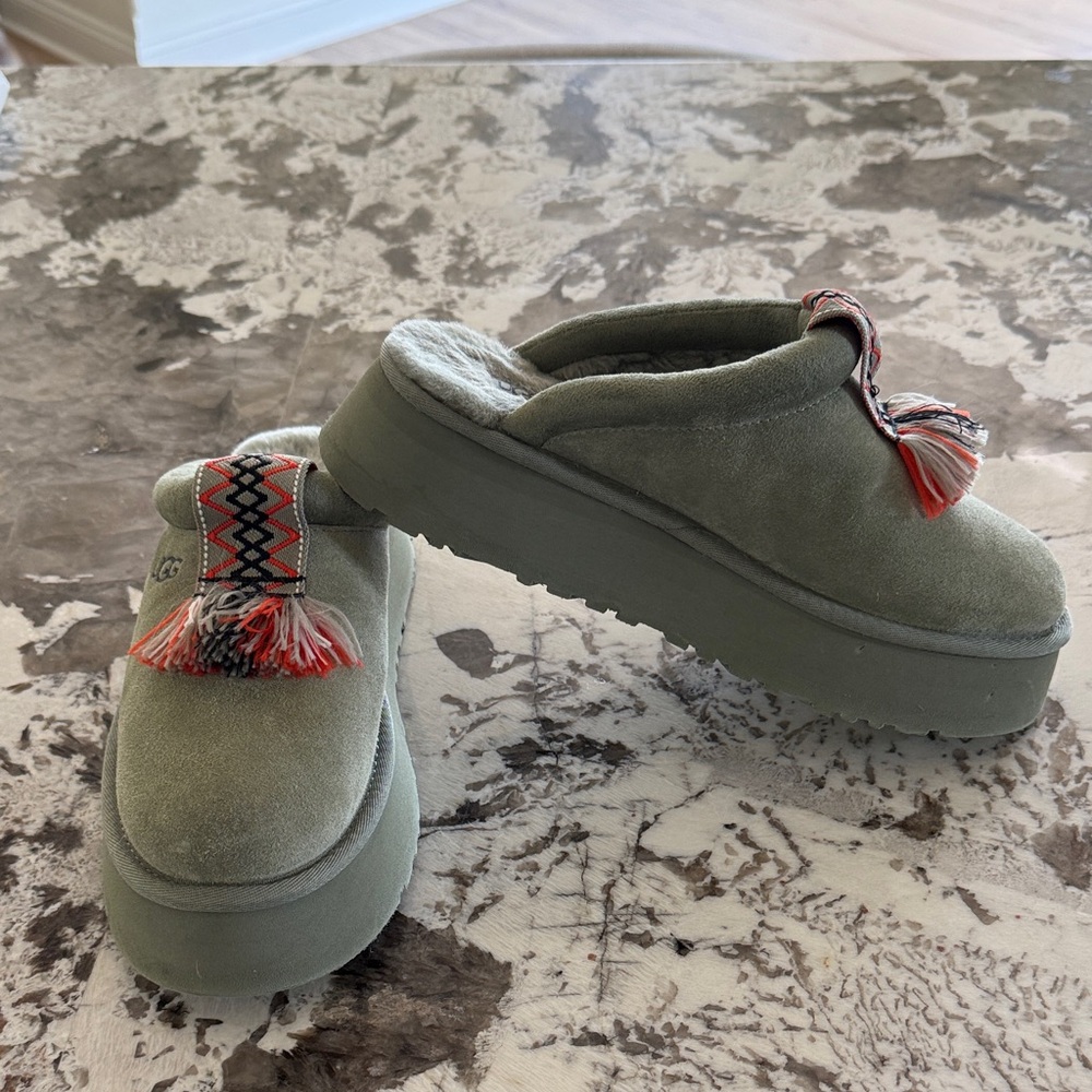 UGG Tazzelle in Olive Suede